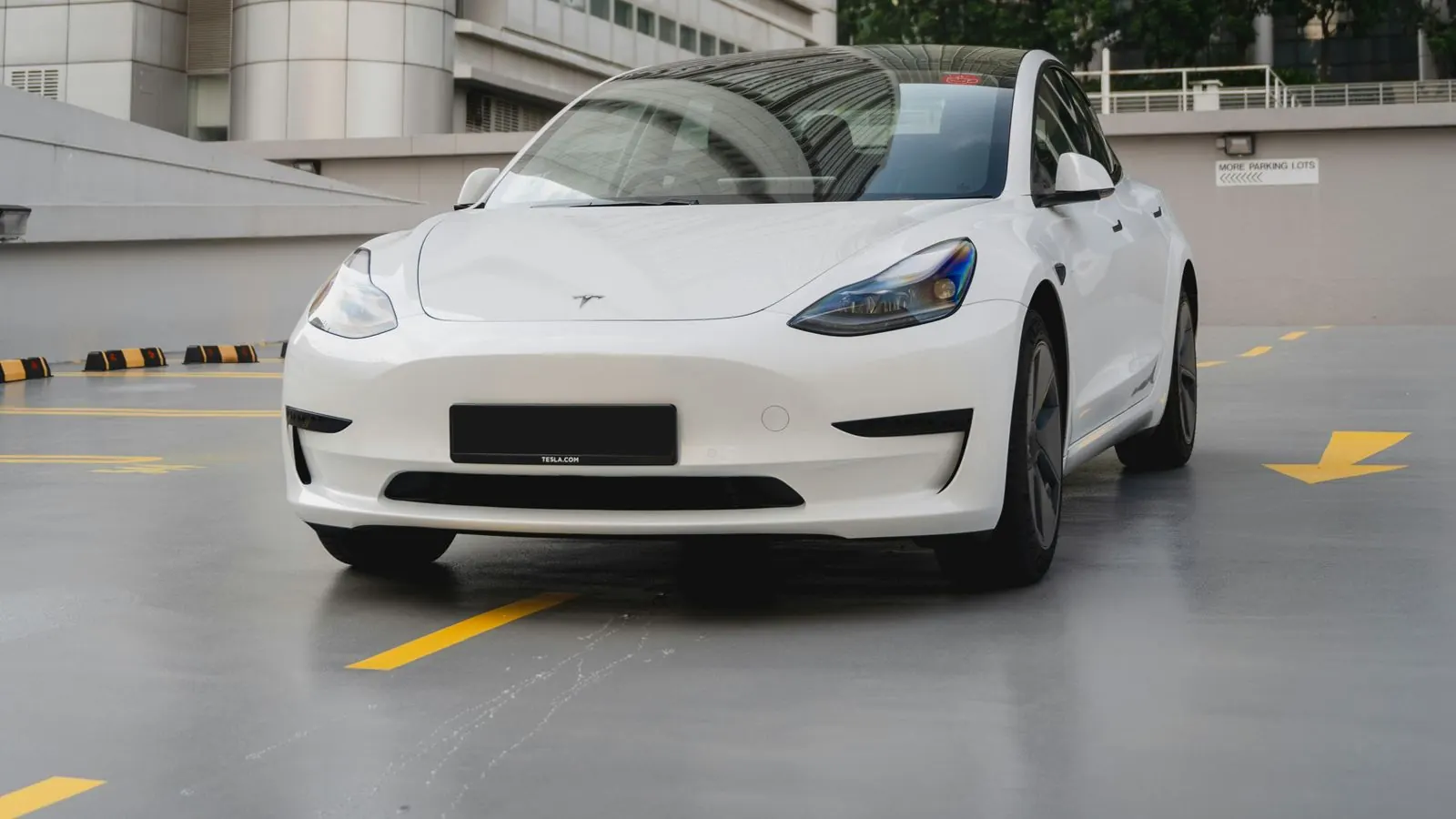 Auto eléctrico blanco, el tipo de vehículo cuyo peso y electrónica cambian cómo se diseña un blindaje