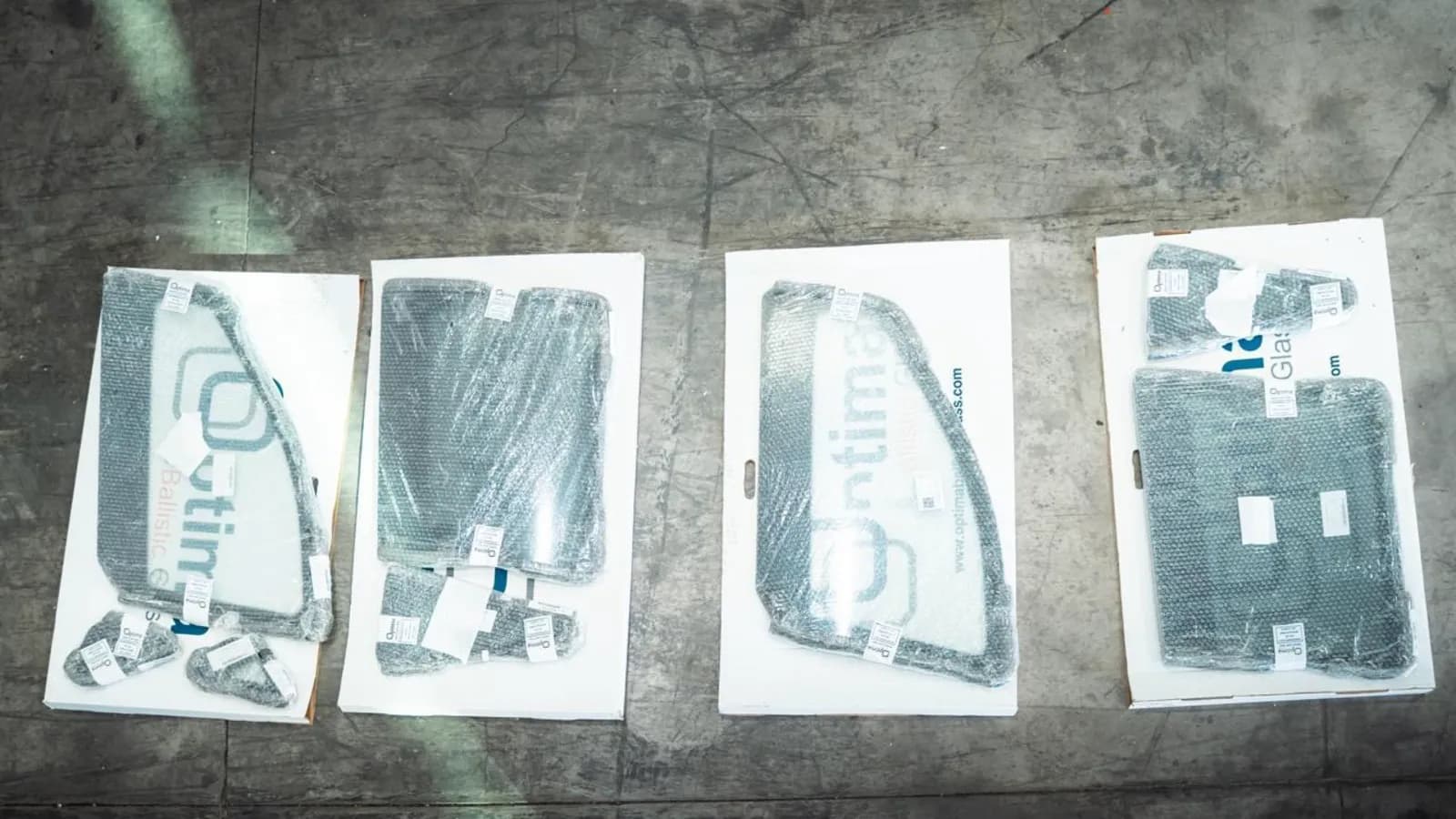 Muestras de vidrio blindado ensayadas con disparos en la planta Blindamax