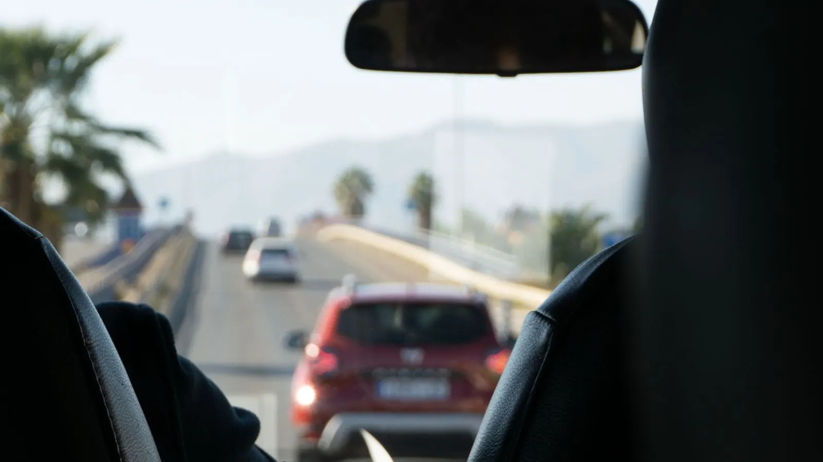Vista desde el interior de un auto en tráfico, la tensión de quedar encajonado detrás de otro vehículo en la vía