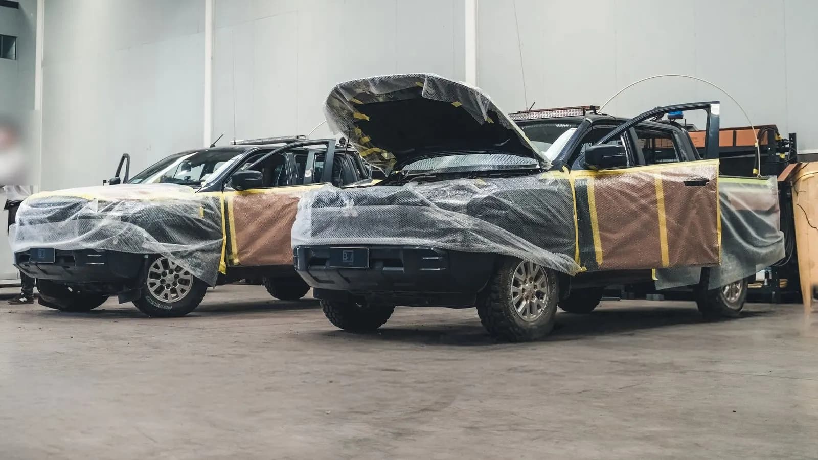 Dos camionetas de flota corporativa en pleno proceso de blindaje en la planta Blindamax de Colina