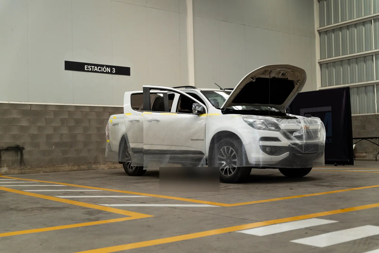Camioneta en proceso de blindaje en la planta Blindamax de Colina