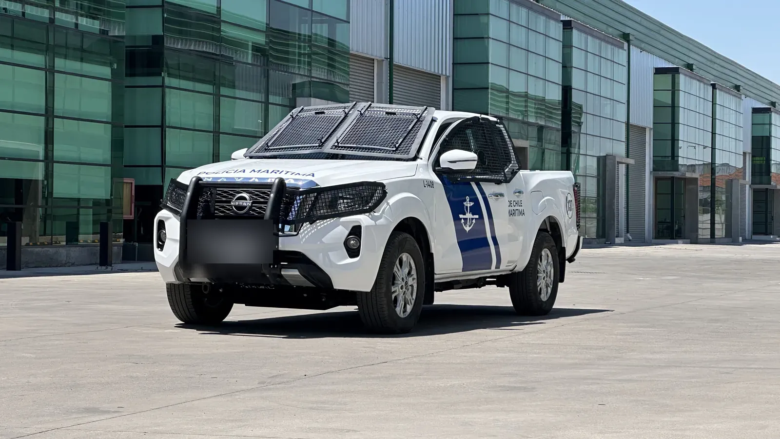 Camioneta de flota institucional blindada en la planta Blindamax de Colina