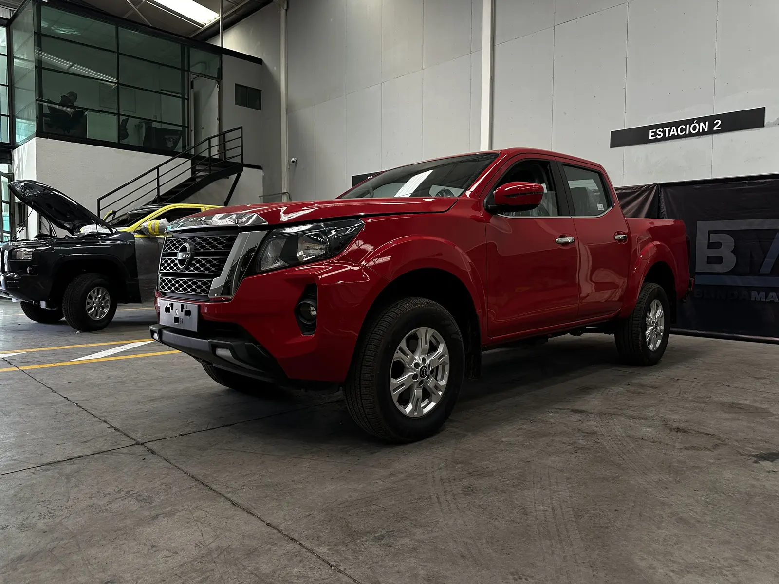 Camioneta terminada en una estación de la planta Blindamax, lista para control de calidad y entrega