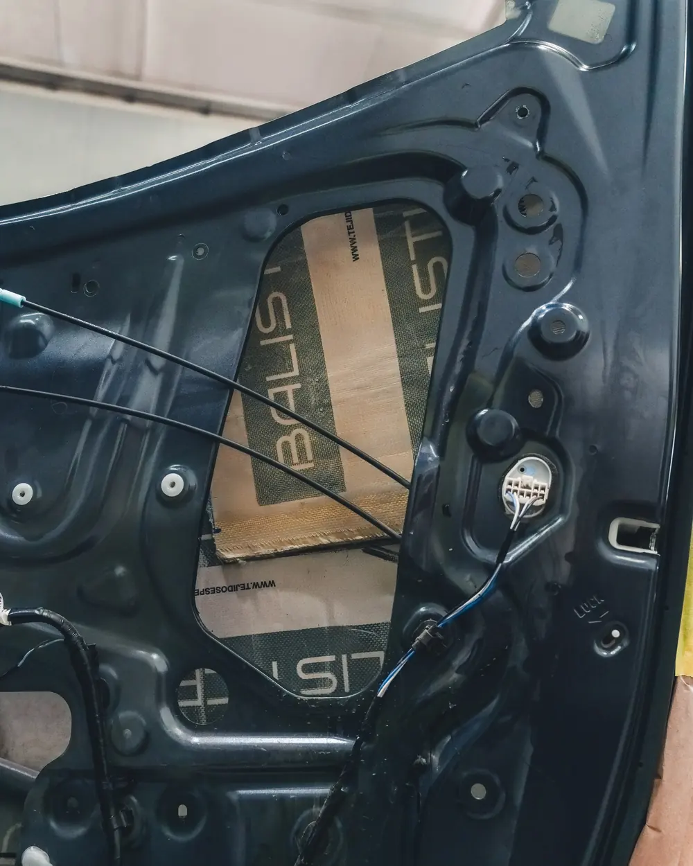 Panel balístico instalado dentro de una puerta durante el proceso de blindaje en Blindamax