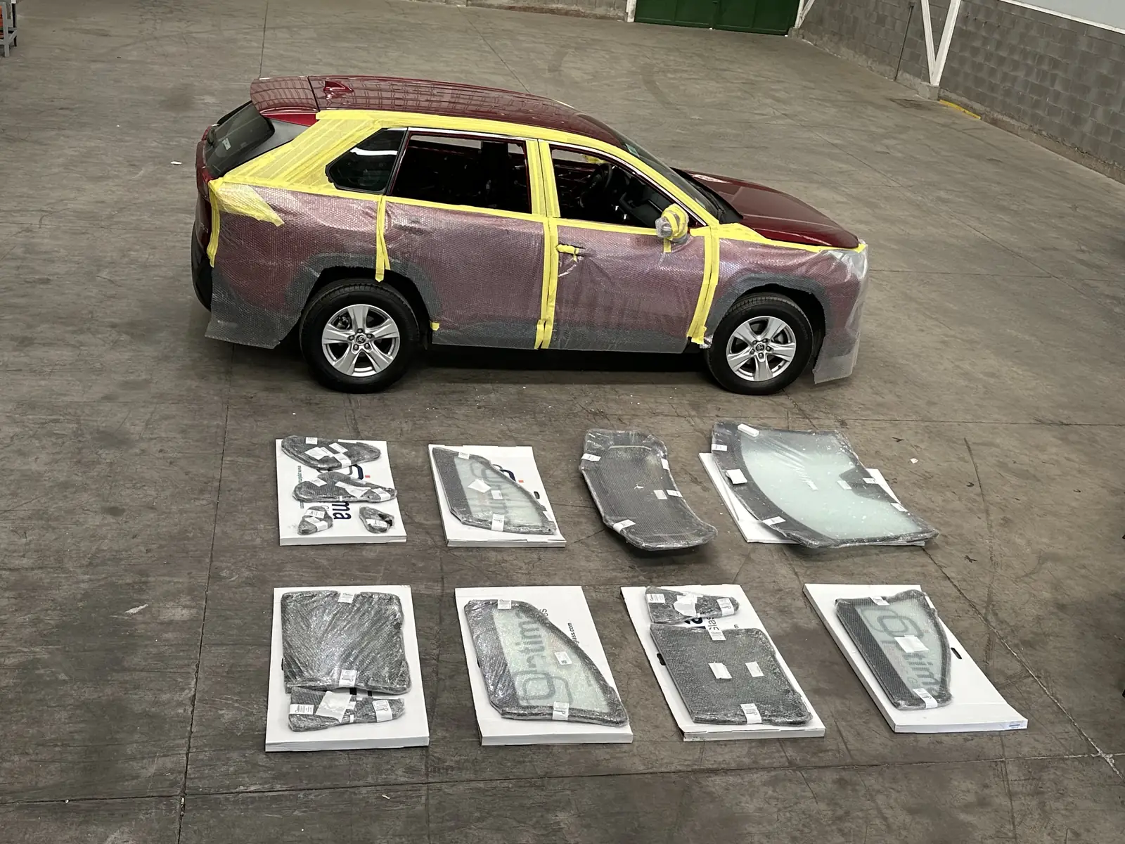 Juego completo de vidrios blindados fabricados a medida junto al vehículo en la planta Blindamax